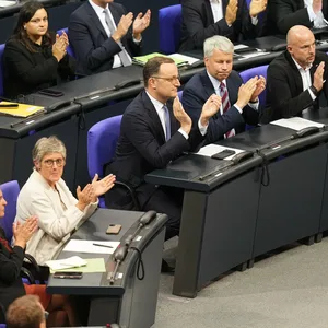 Applaus bei den Fraktionsspitzen von Grünen und Union nach der Wahl der neuen Richter für das Bundesverfassungsgericht.