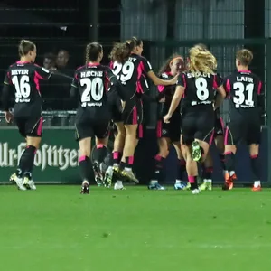 HSV-Spielerinnen jubeln in Leipzig