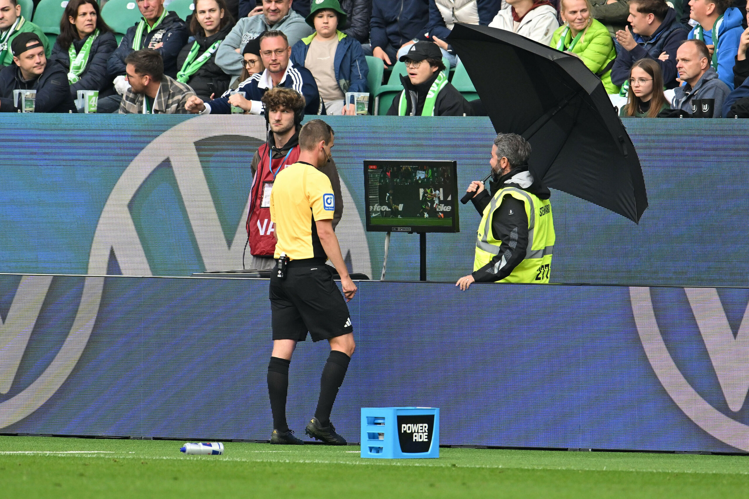 Schiedsrichter Robin Braun beim Spiel Wolfsburg gegen Leipzig in der Review Area