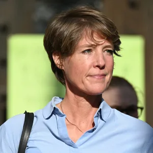 Frau in hellblauer Bluse und kurzem Haar