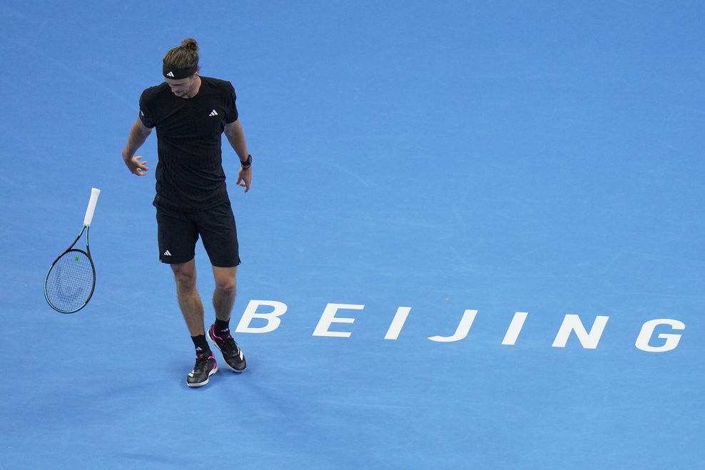 Alexander Zverev wirft aus Frust seinen Schläger weg