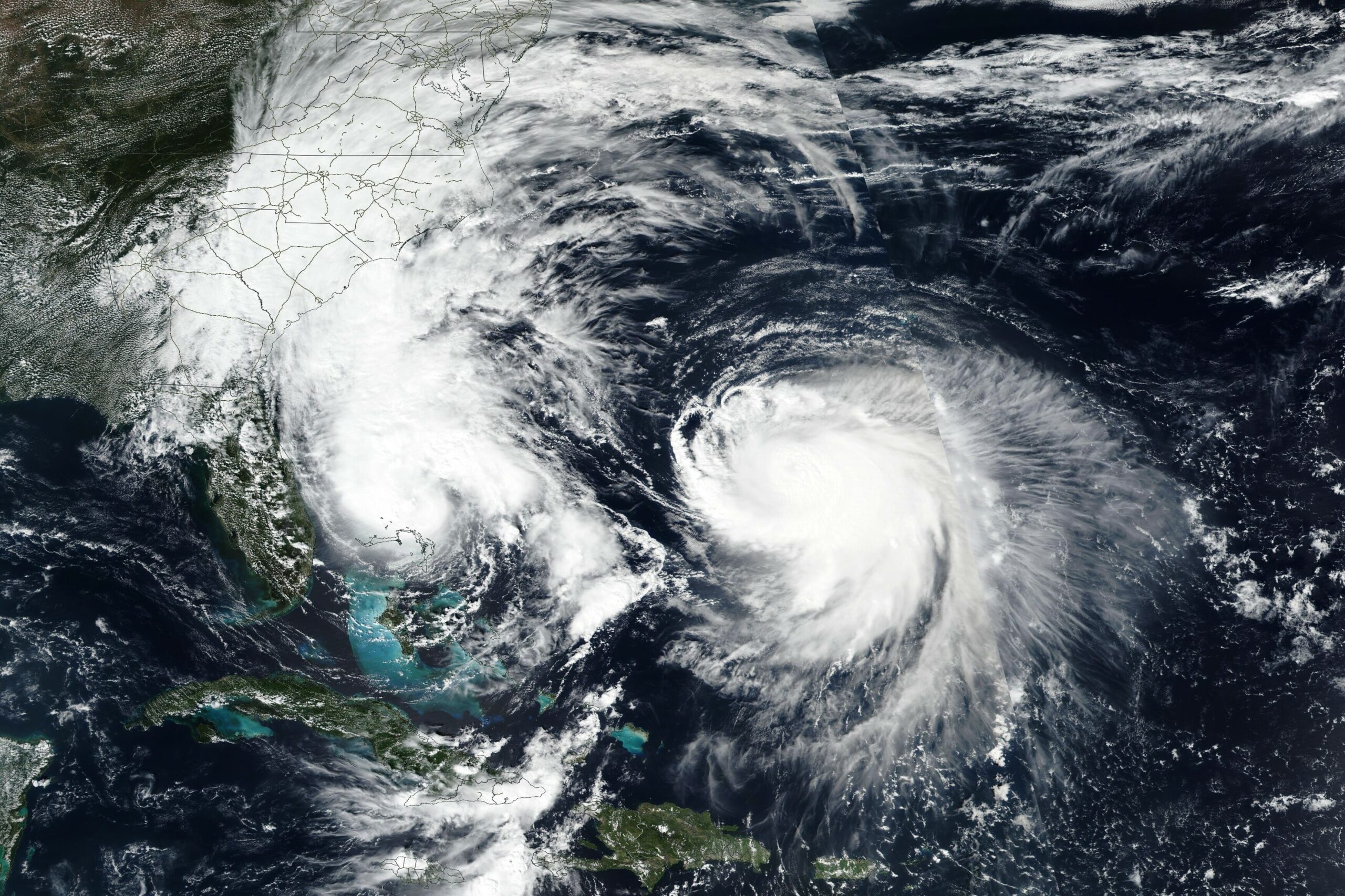Das Satellitenbild zeigt den Tropensturm „Imelda“ (l.) und den Hurrikan „Humberto“ im Atlantischen Ozean.