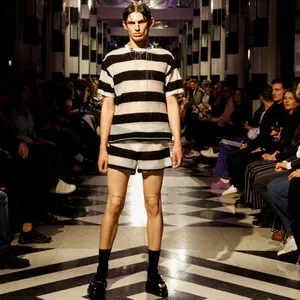 Teilweise kompostierbar: Das Designer-Kollektiv „55555“ zeigte unter anderem diesen schwarz-weißen Zweiteiler mit kurzer Hose.