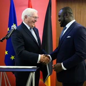 Gerald Asamoah erhält von Bundespräsident Frank-Walter Steinmeier das Bundesverdienstkreuz.