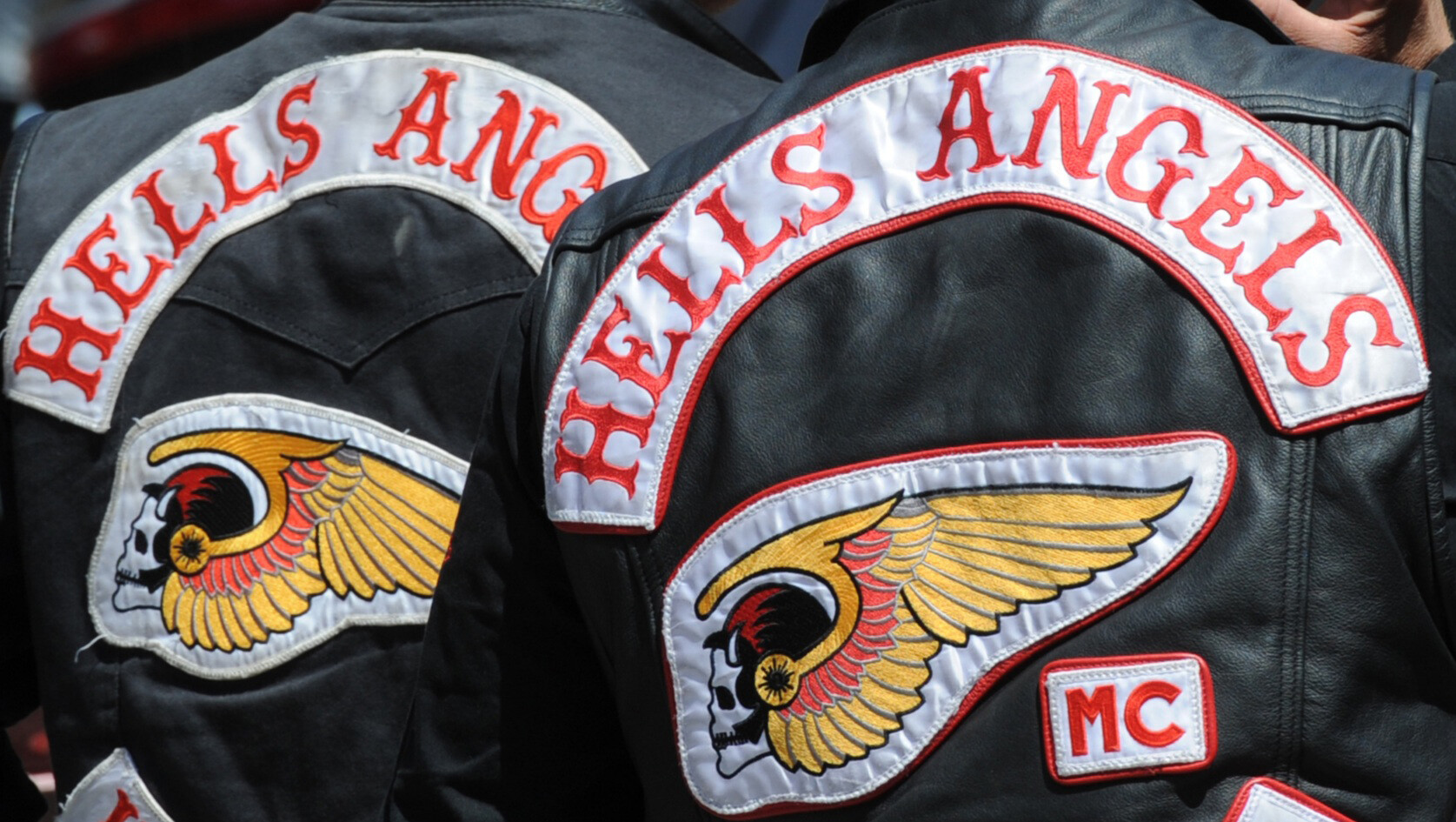 Zwei Hells Angels Mitglieder tragen ihre Weste mit Logo der Hells Angels (Archivbild).