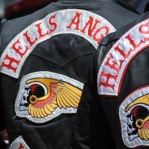Zwei Hells Angels Mitglieder tragen ihre Weste mit Logo der Hells Angels (Archivbild).