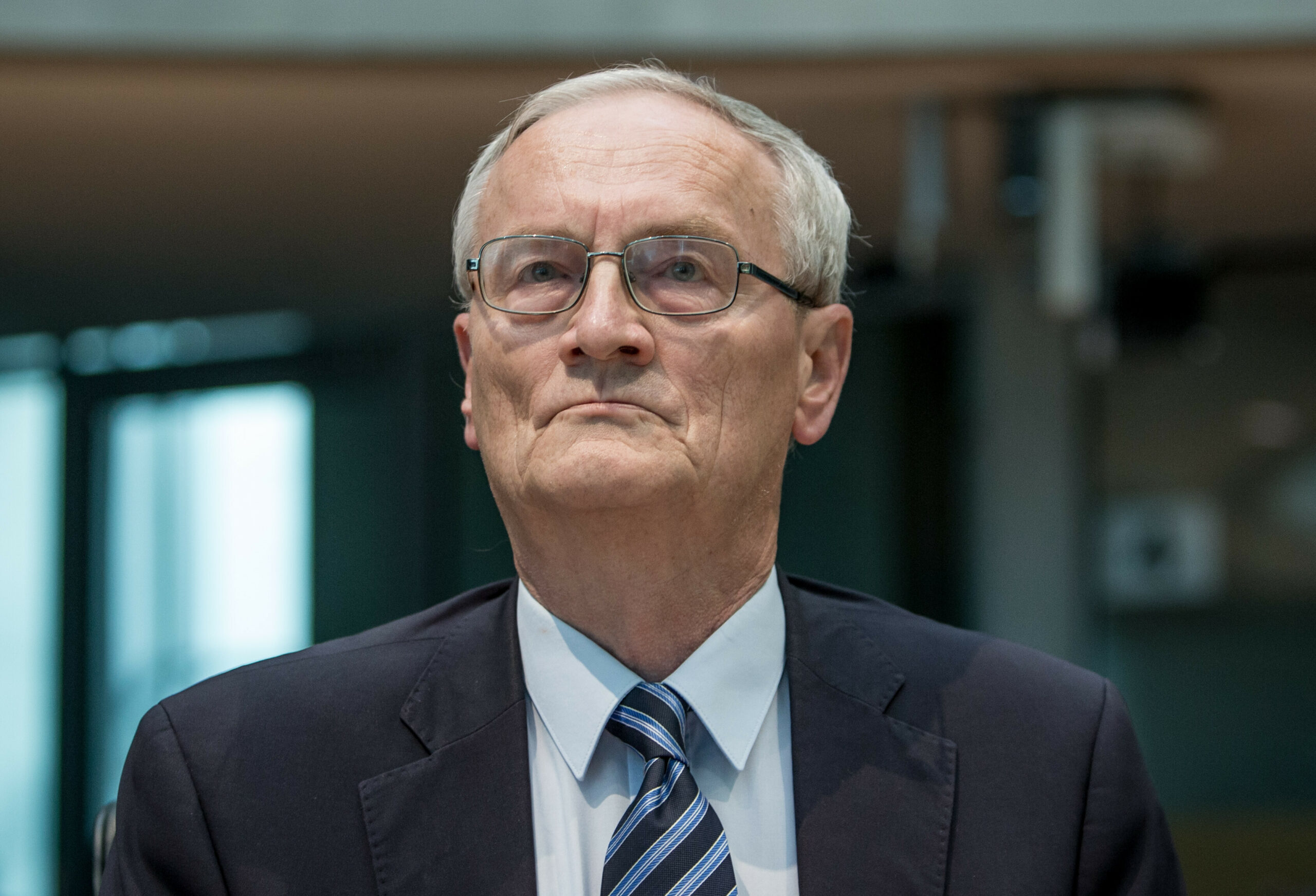 Älterer Mann mit Brill im Anzug