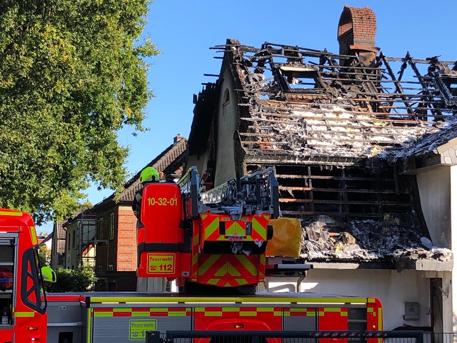 Der Dachstuhl des Hauses ist komplett ausgebrannt.