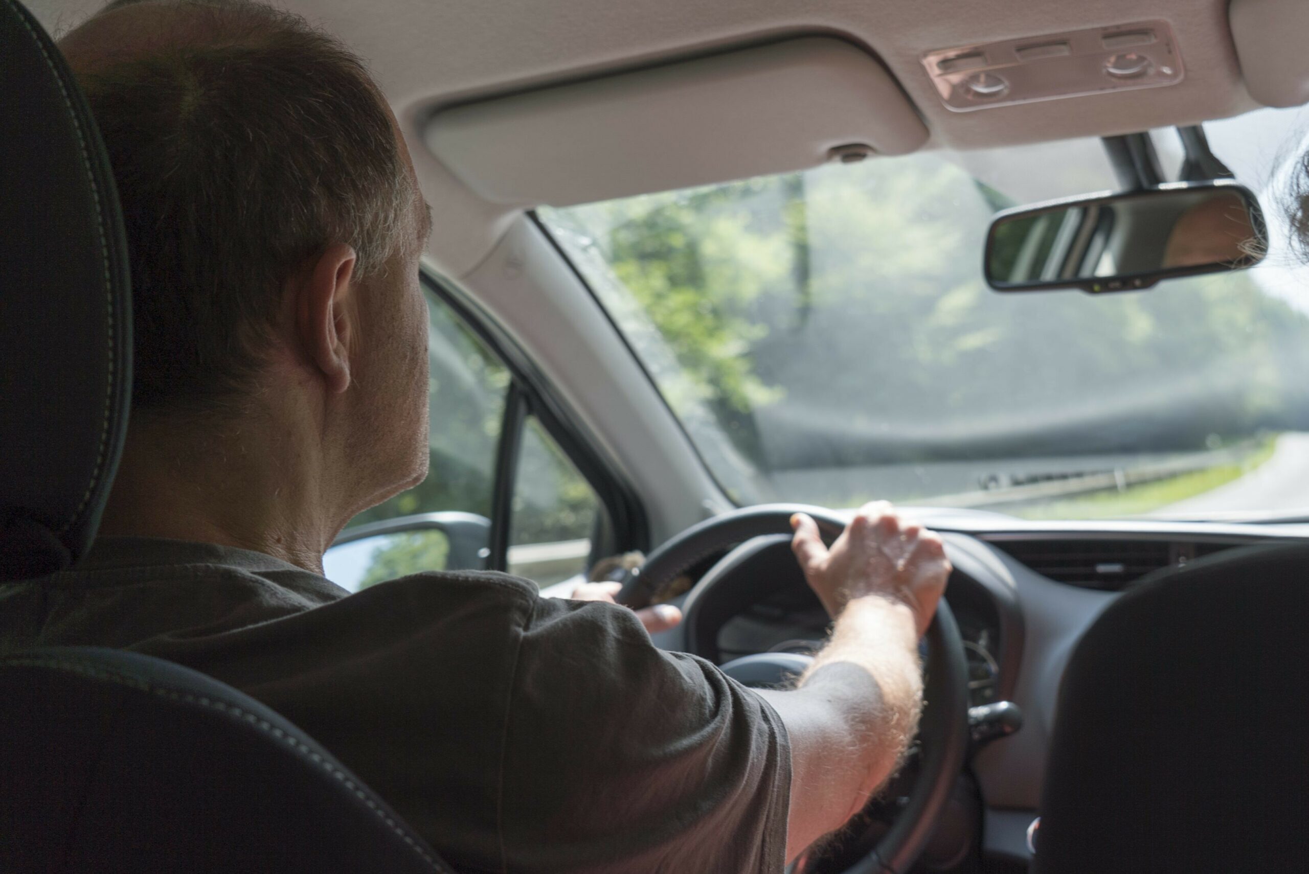 Mann am Steuer eines Autos