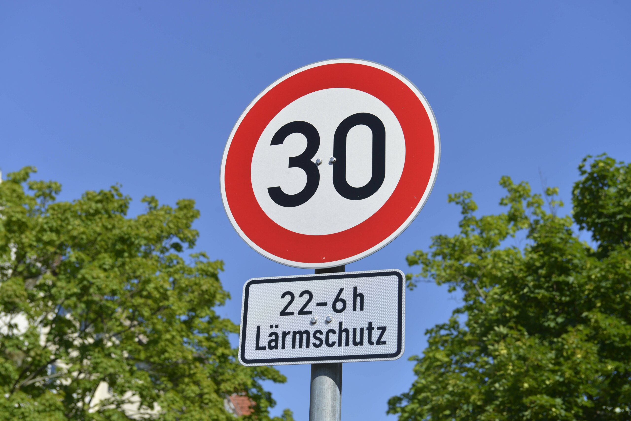 Ein Schild weist auf ein Tempolimit 30 hin.