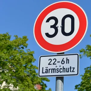 Ein Schild weist auf ein Tempolimit 30 hin.