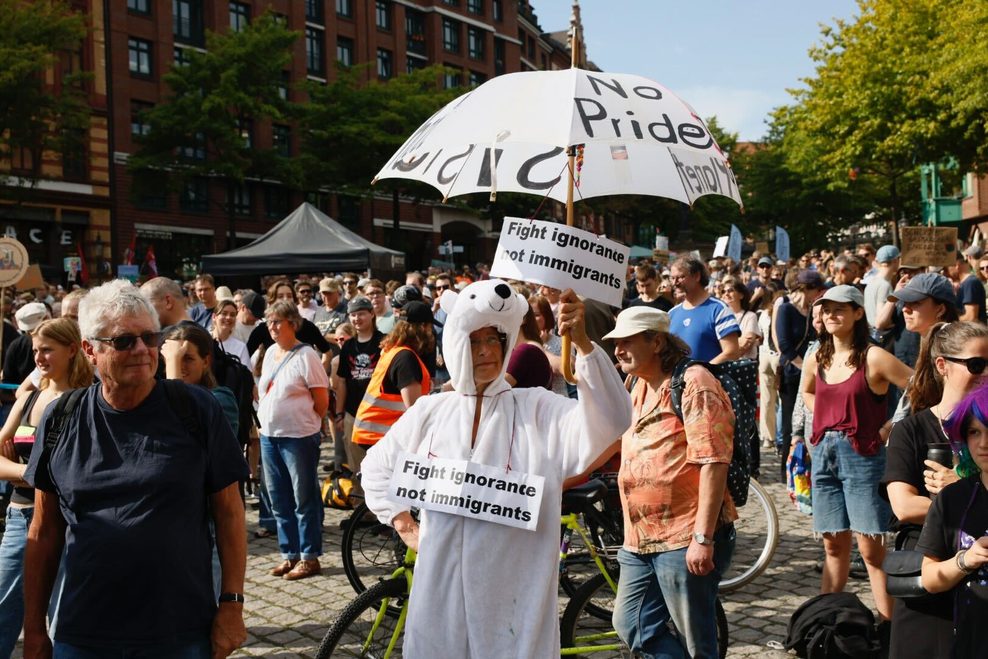 Eine Frau hat sich für die Demo verkleidet. Ihr Appell: „Fight ignorance, not immigrants“ (Bekämpfe Ignoranz, nicht Immigranten).