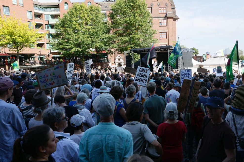 Es wurden diverse Redebeiträge abgehalten, ehe sich der Demozug in Bewegung setzte.