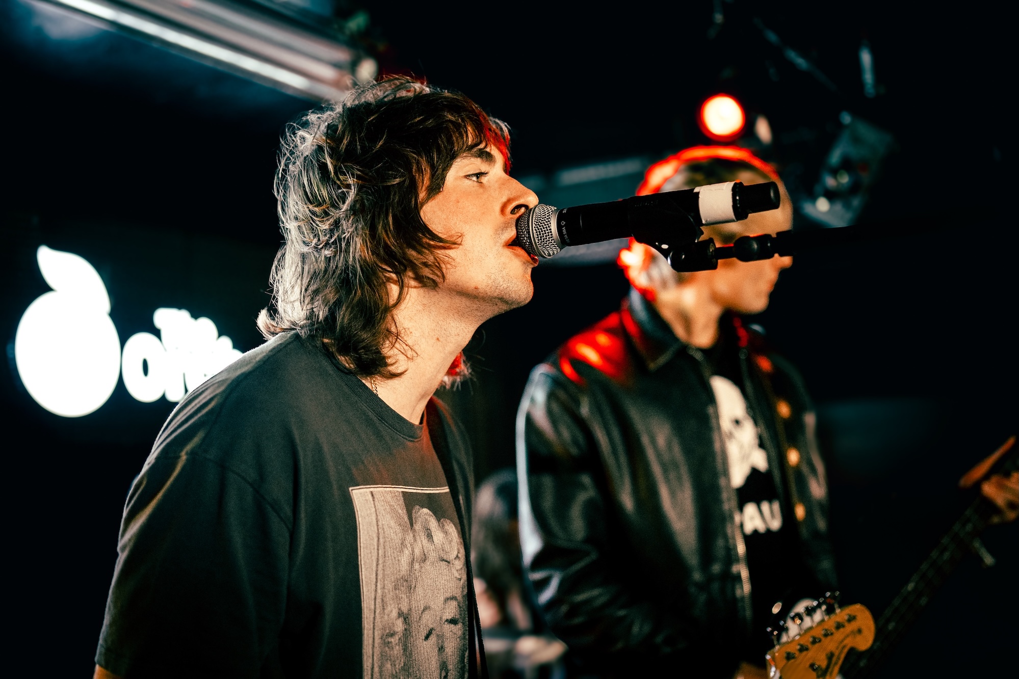 Zwei Männer, links Gene am Mikrofon, rechts ein weiterer im St. Pauli-Shirt
