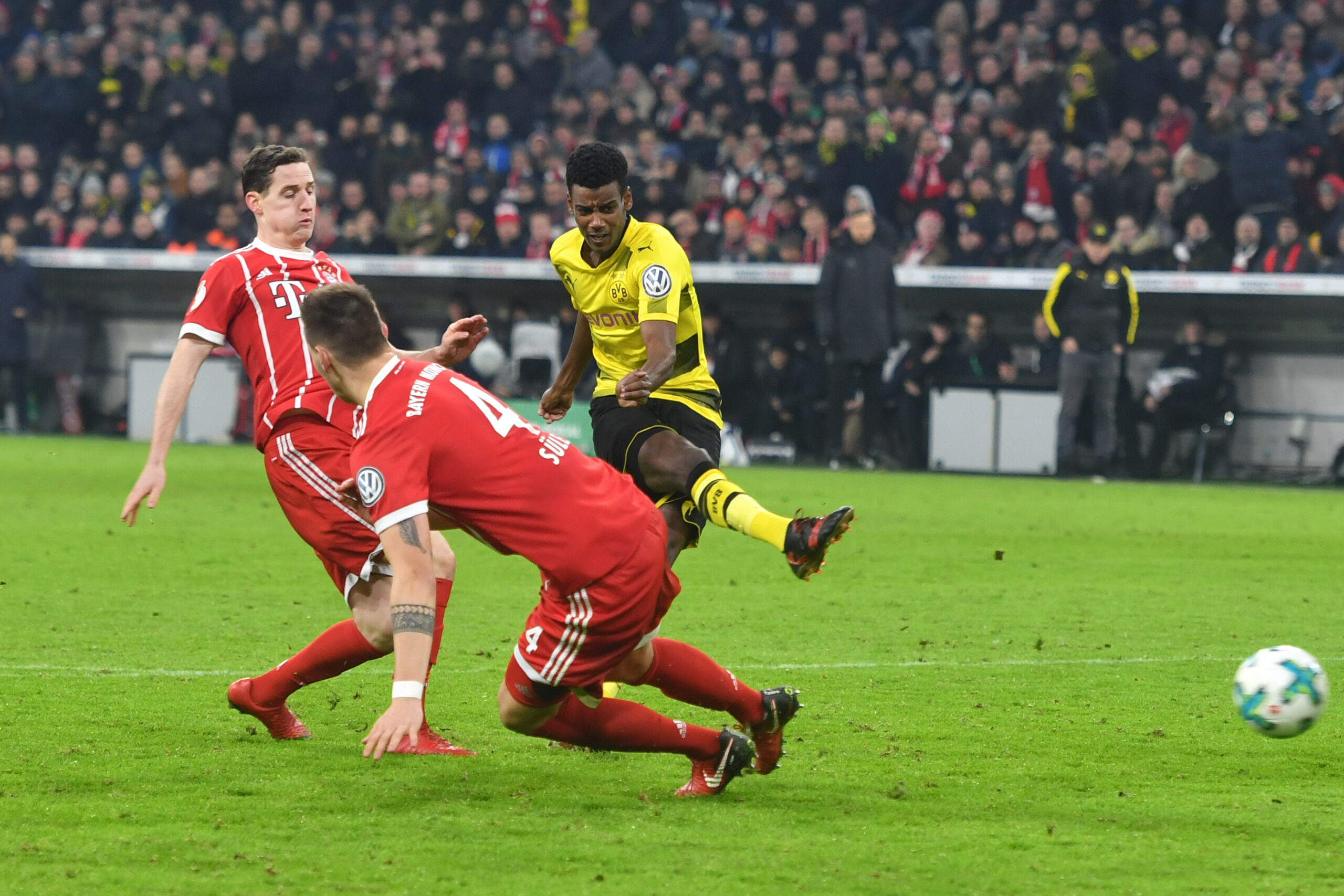 Dortmunds Alexander Isak 2018 im Duell mit Bayern München