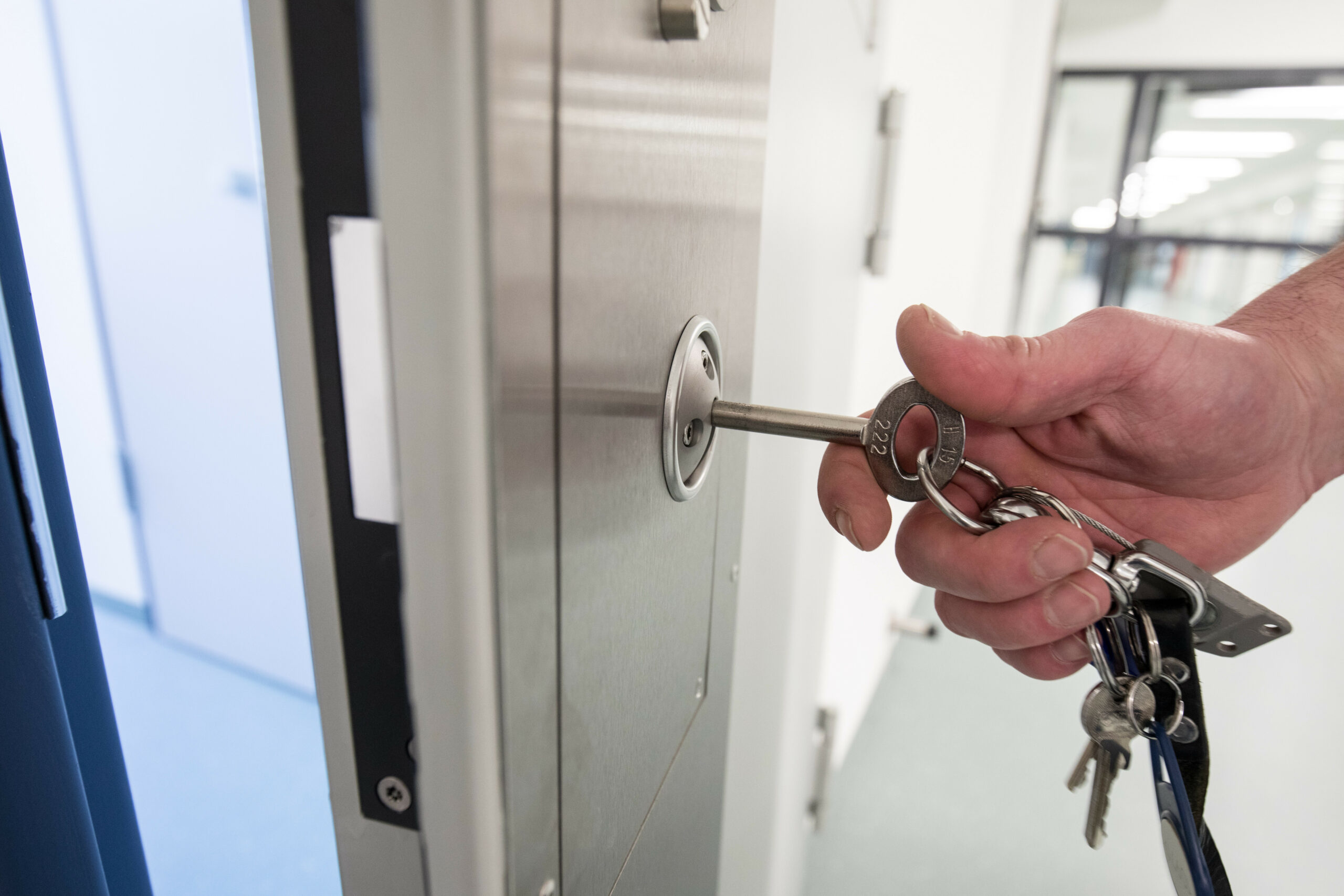 Ein Justizbeamter öffnet im Untersuchungsgefängnis eine Zellentür.