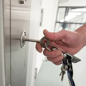 Ein Justizbeamter öffnet im Untersuchungsgefängnis eine Zellentür.