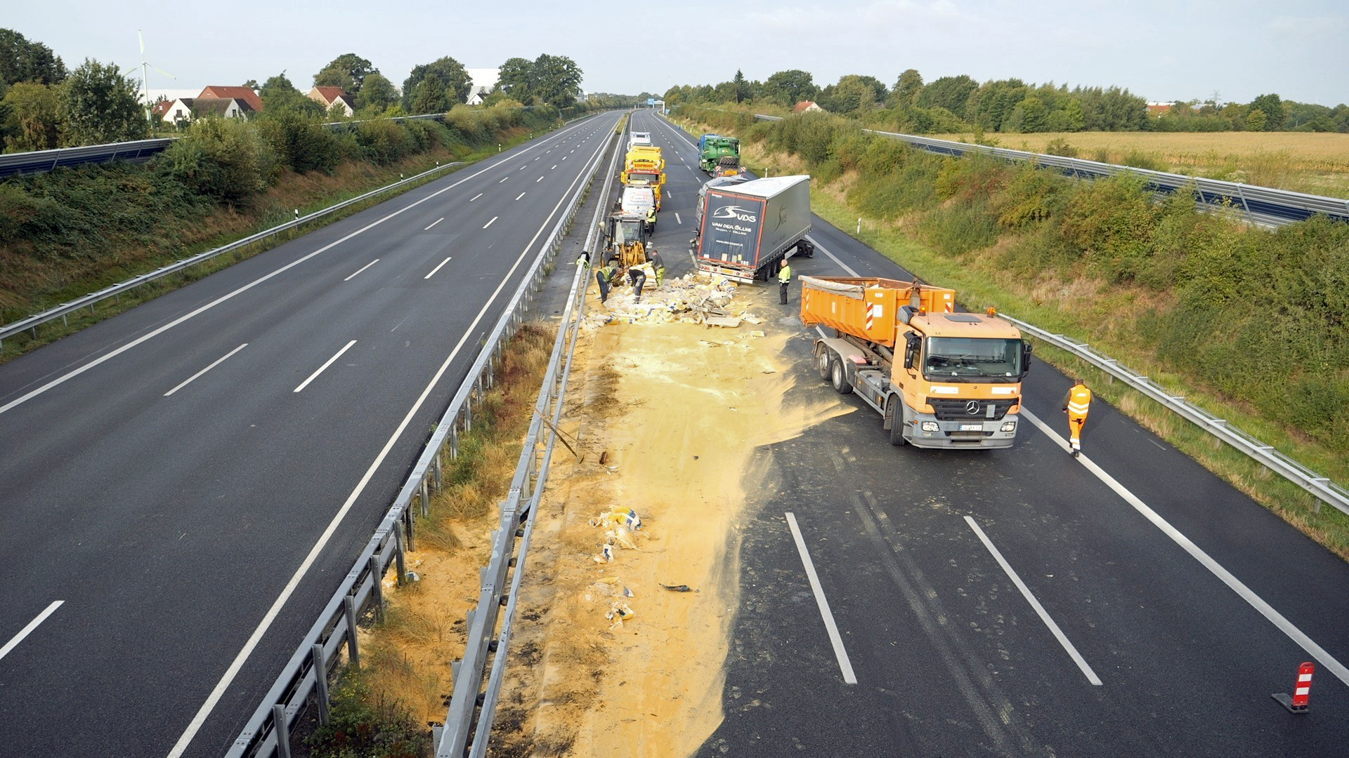 Ein Lkw hat auf der A1 bei Oyten seine Ladung verloren.