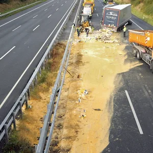 Ein Lkw hat auf der A1 bei Oyten seine Ladung verloren.