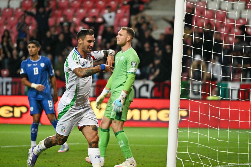 Israels Keeper Daniel Peretz gegen Italien