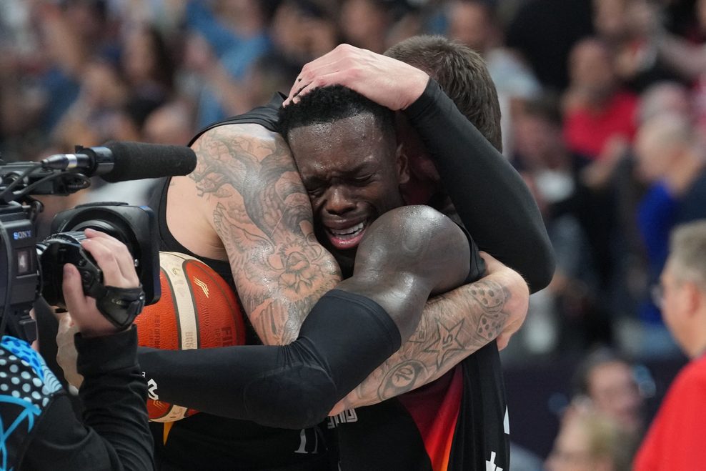 Dennis Schröder weint nach dem EM-Triumph der deutschen Mannschaft