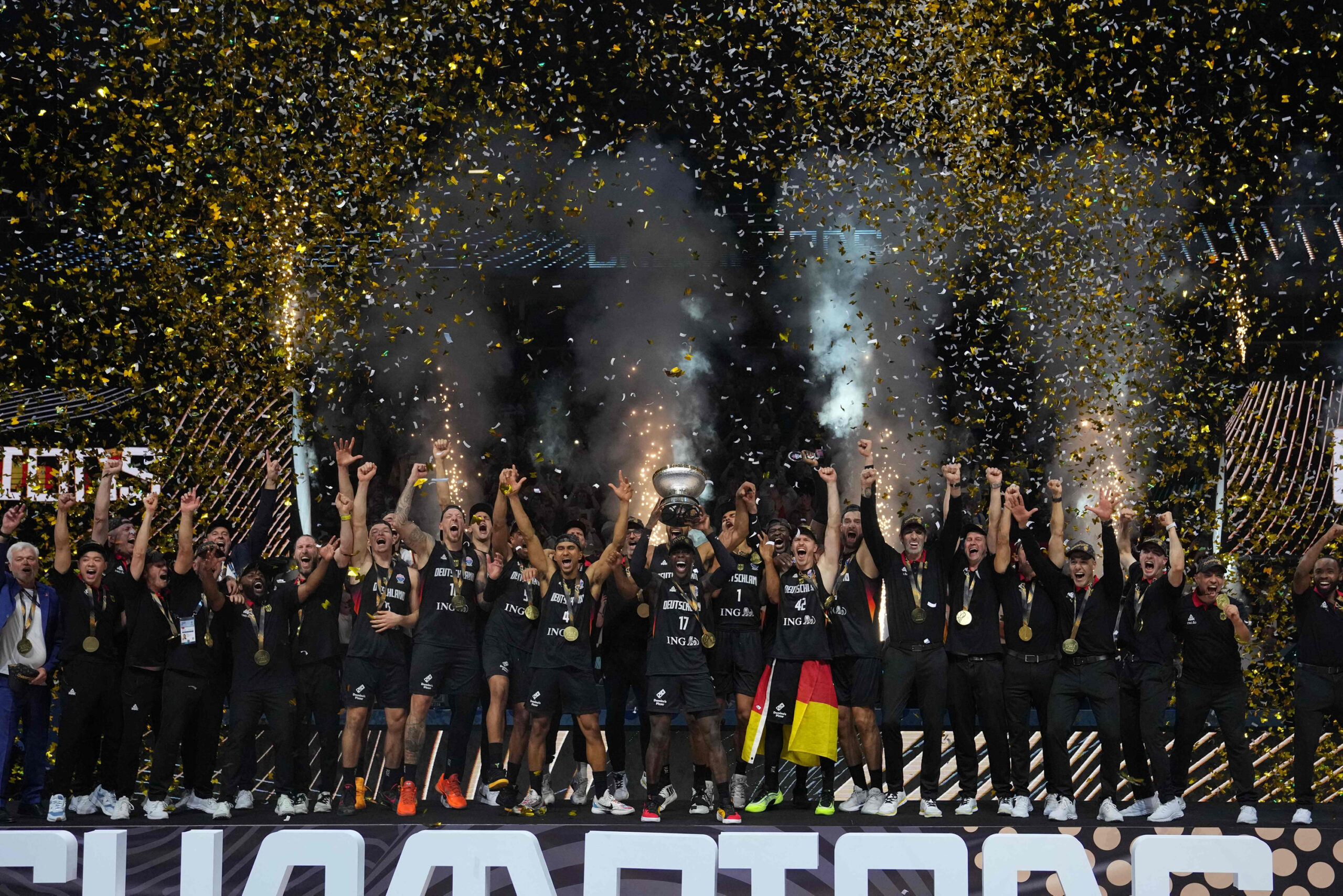 Die deutschen Basketballer feiern den EM-Titel