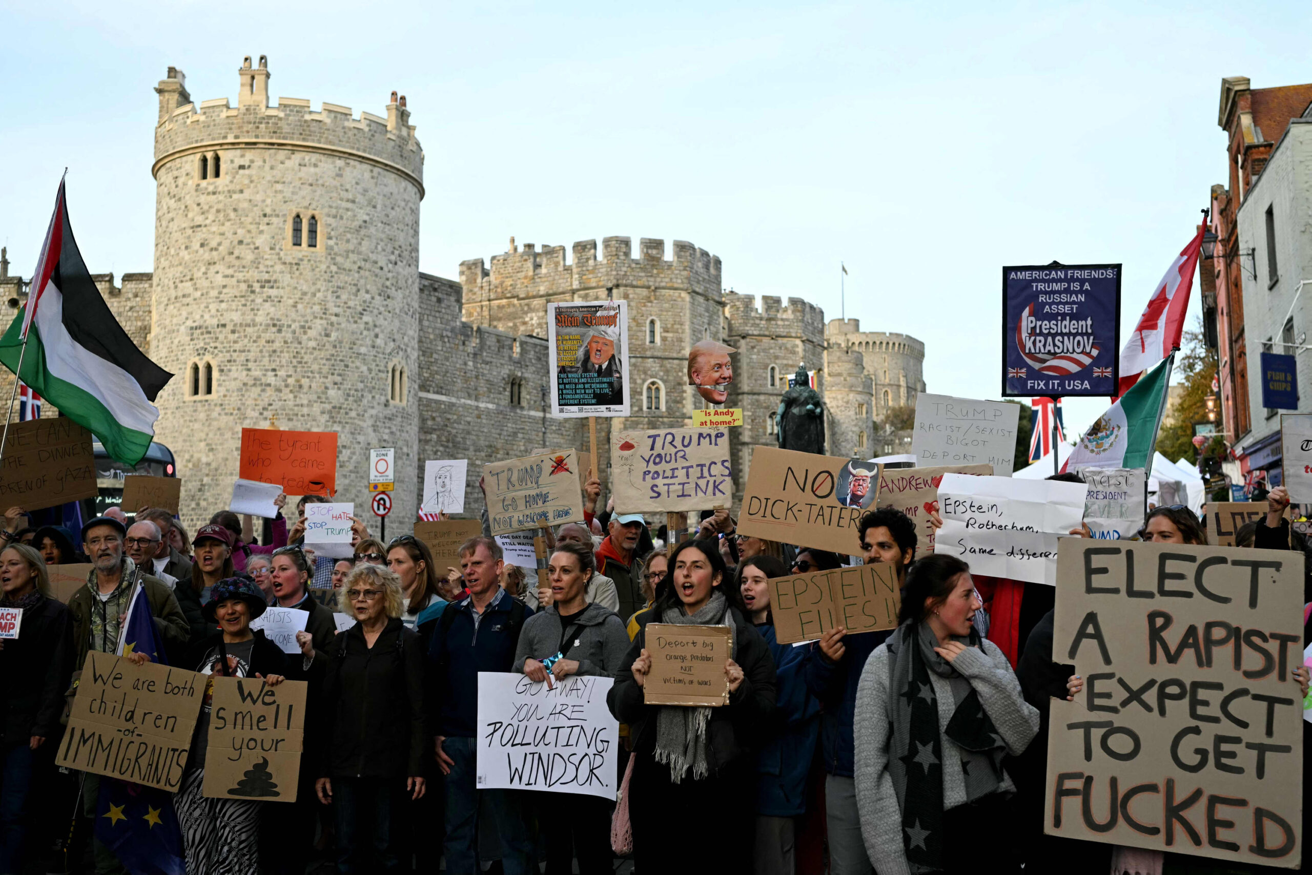 Menschen demonstrieren vor Schloss Windsor gegen den Staatsbesuch von Donald Trump in Großbritannien.