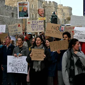 Menschen demonstrieren vor Schloss Windsor gegen den Staatsbesuch von Donald Trump in Großbritannien.