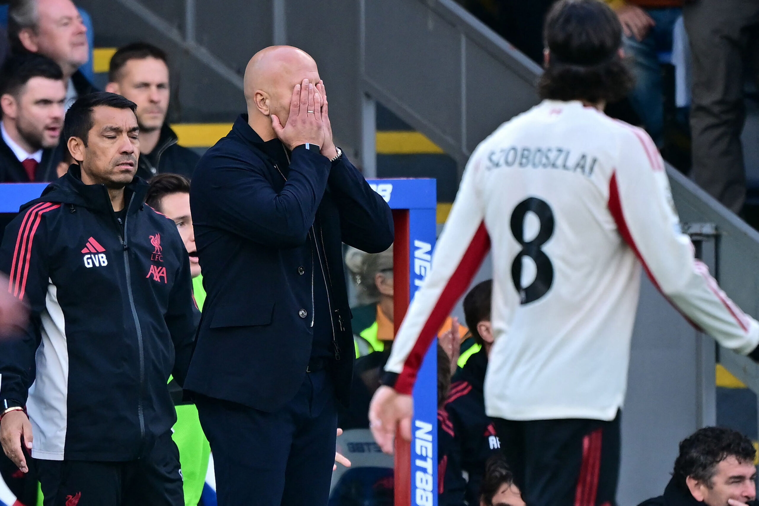 Liverpool-Trainer Arne Slot schlägt die Hände vors Gesicht