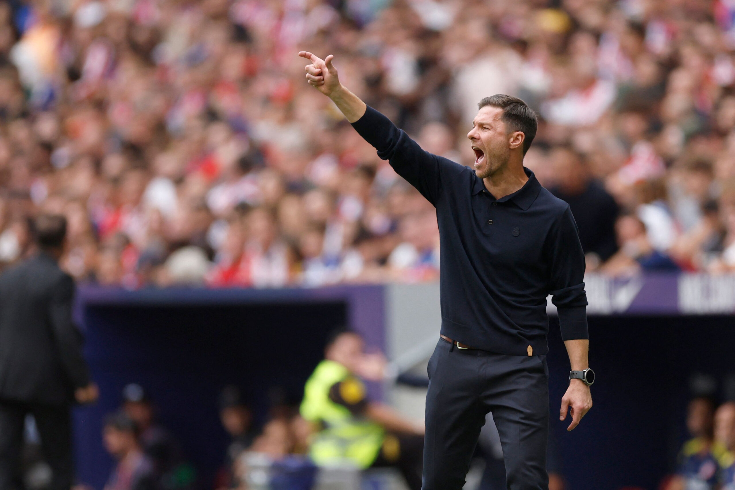 Xabi Alonso im Spiel gegen Atletico Madrid an der Seitenlinie