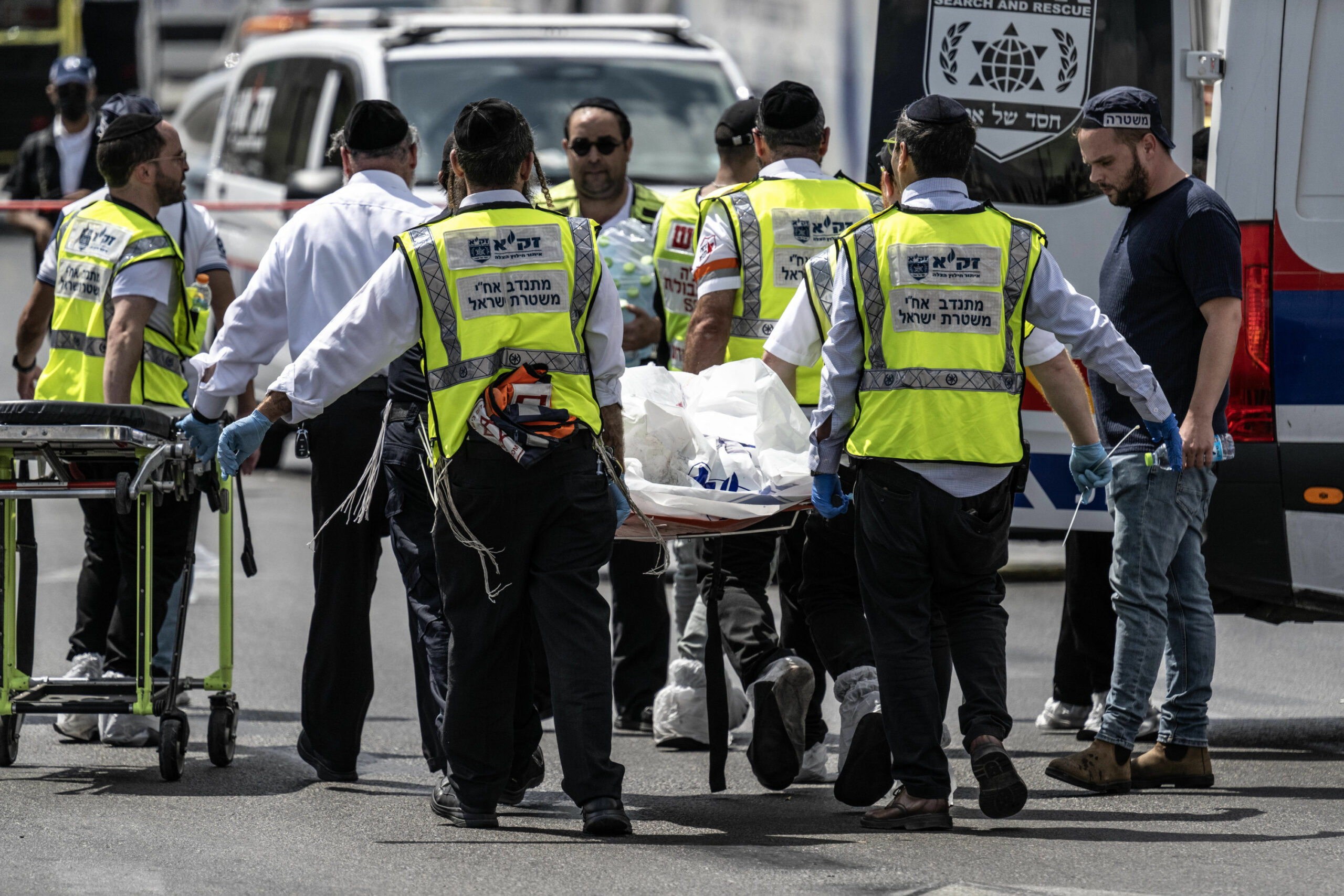 Rettungskräfte im Einsatz nach einem palästinensischen Anschlag in Jerusalem.