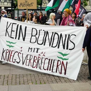 Pro-palästinensische Demo Anfang Juni 2025 auf dem Hamburger Rathausmarkt. Auch ein Banner der vom Verfassungsschutz beobachteten Gruppe „Thawra“ ist zu sehen.