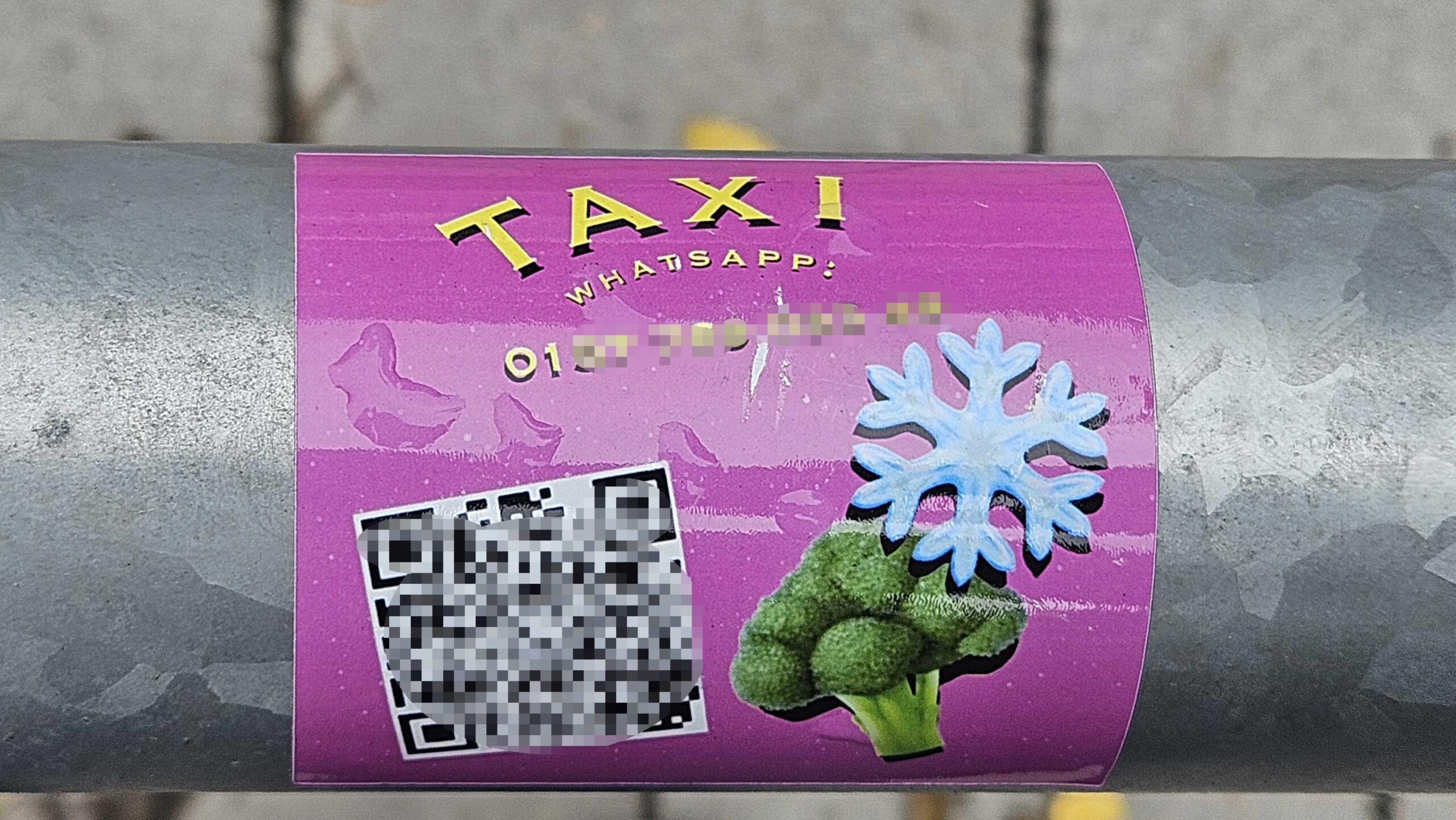 Aufkleber mit QR-Codes – doch man landet nicht bei Fahrdienst