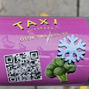 Aufkleber mit QR-Codes – doch man landet nicht bei Fahrdienst