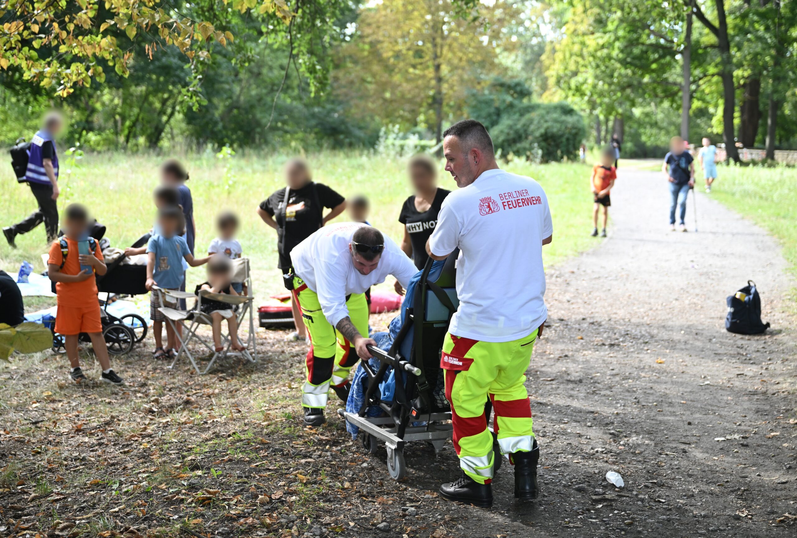 Rettungskräfte versorgen verletzte Kinder im Berliner Ortsteil Wedding. Ein Auto hat mehrere Menschen erfasst.