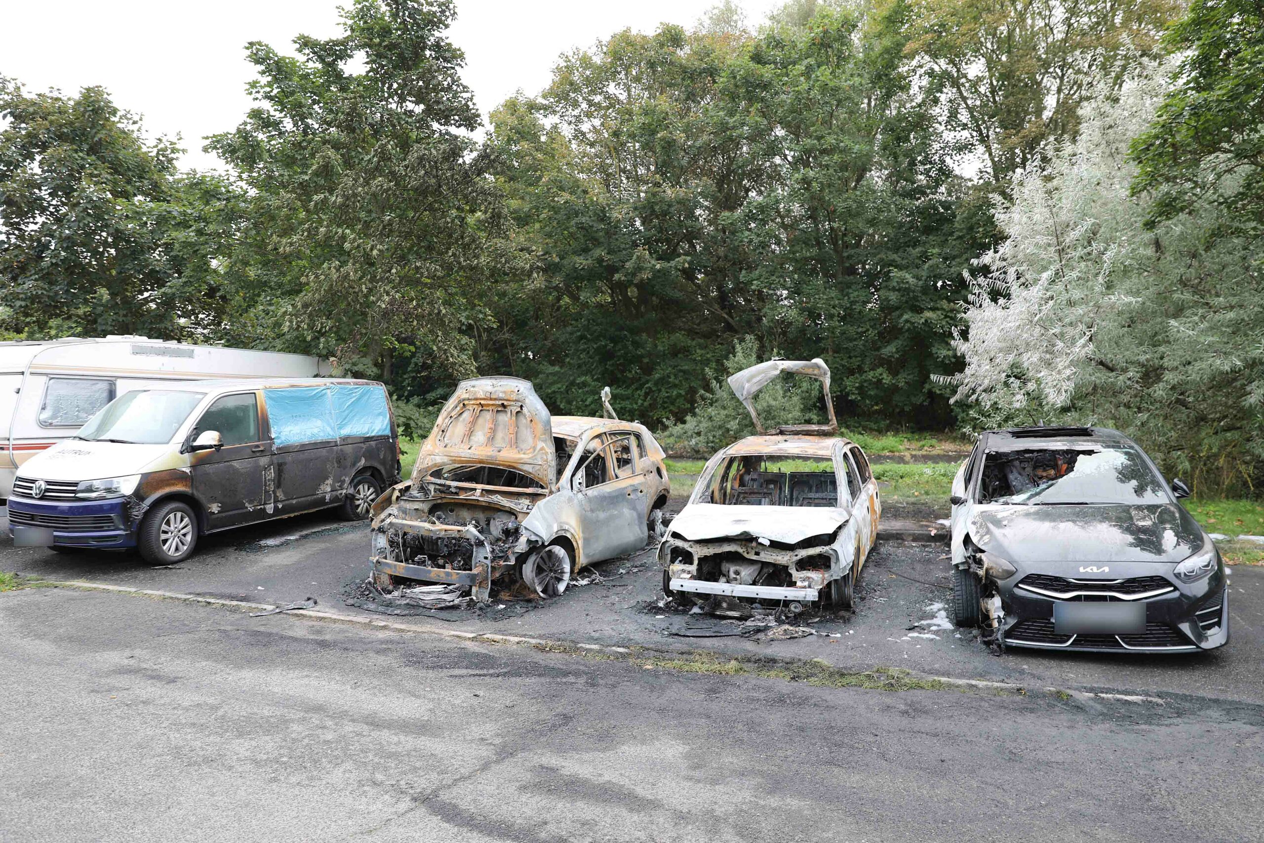 Bei dem Brand in Rostock wurden vier Autos zerstört.