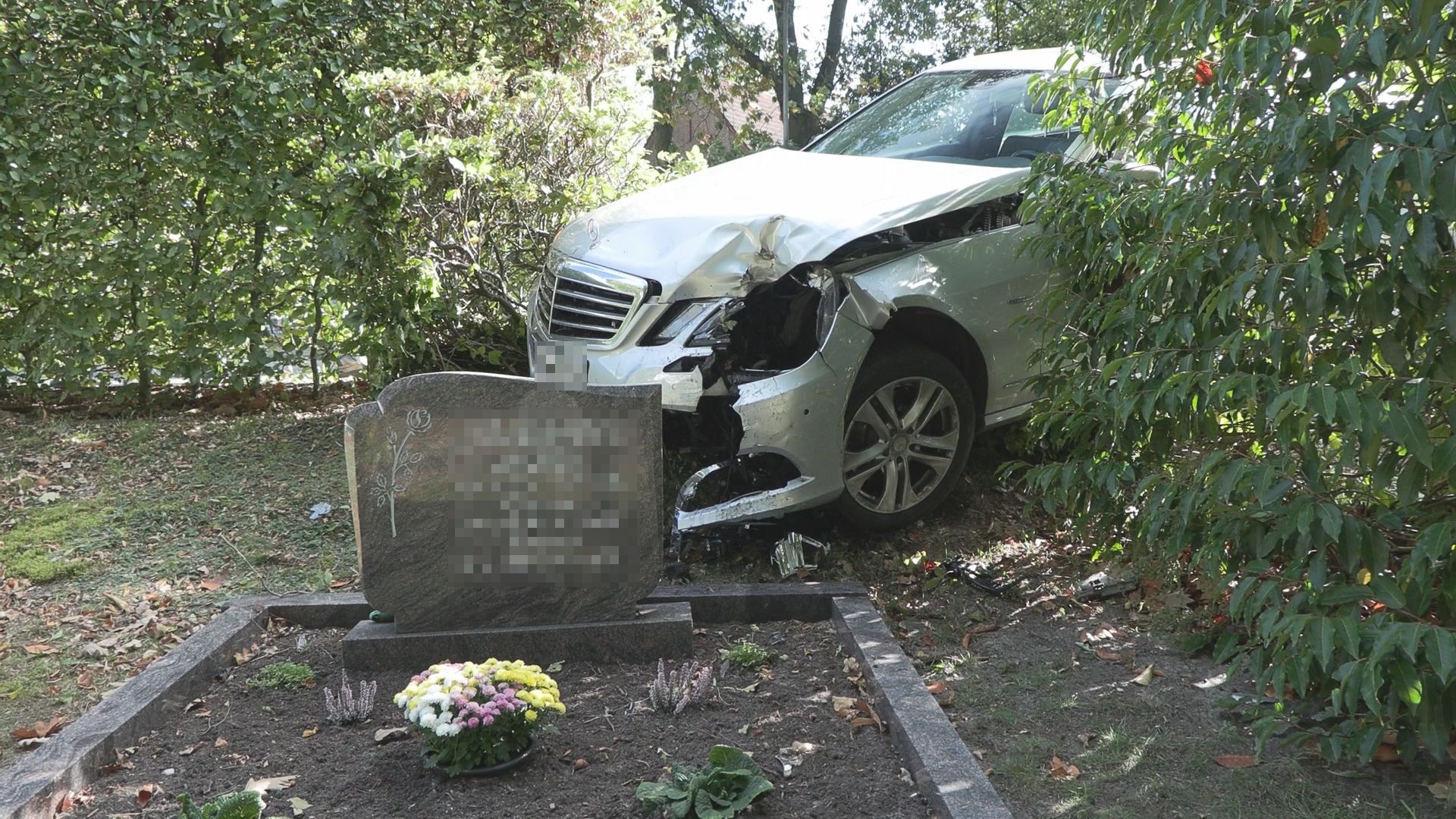 Das Foto zeigt das Unfallauto, das nach dem Zusammenstoß mit dem Jungen in Wardenburg erst kurz vor einem Grabstein zum Stehen kam.