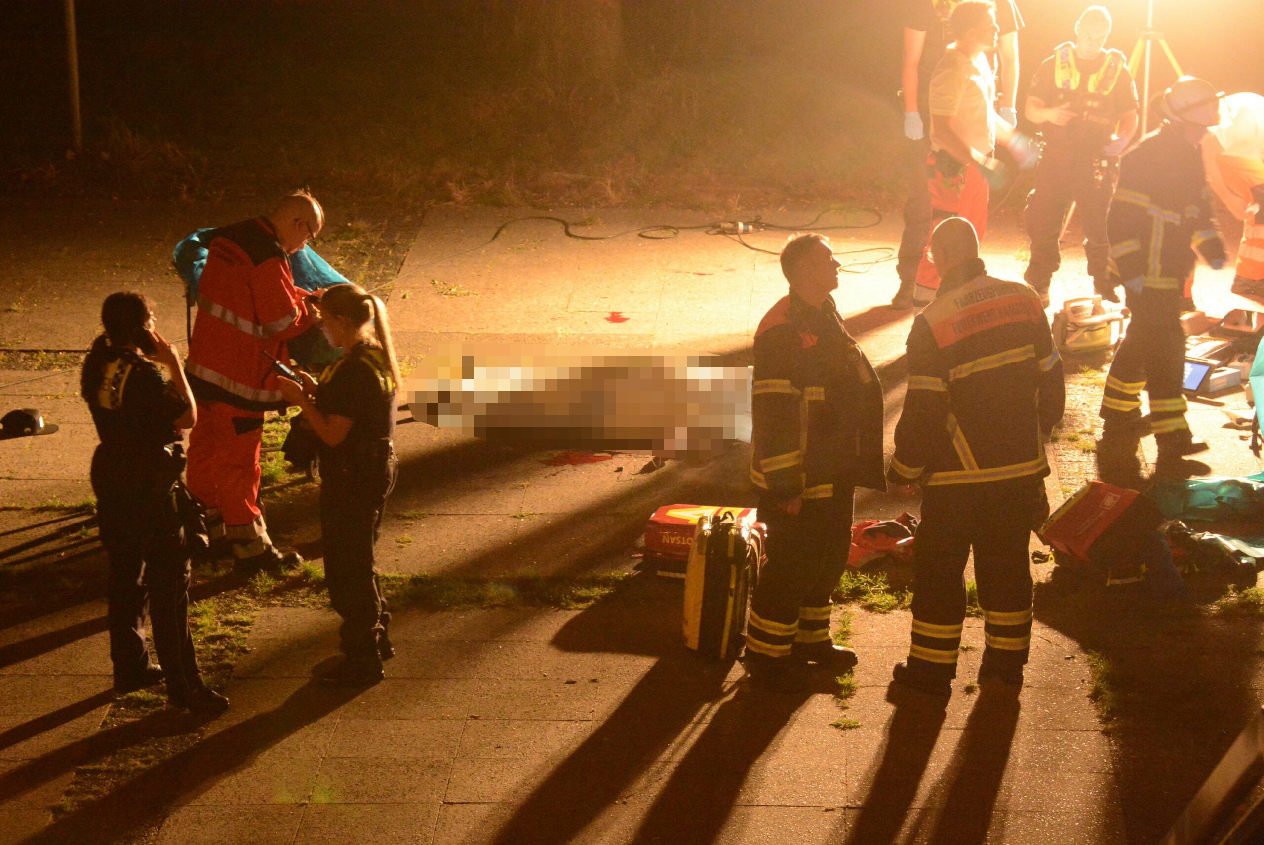 Nach dem Messerangriff versuchten die Rettungskräfte vergeblich, das Opfer zu reanimieren. (Archivbild)