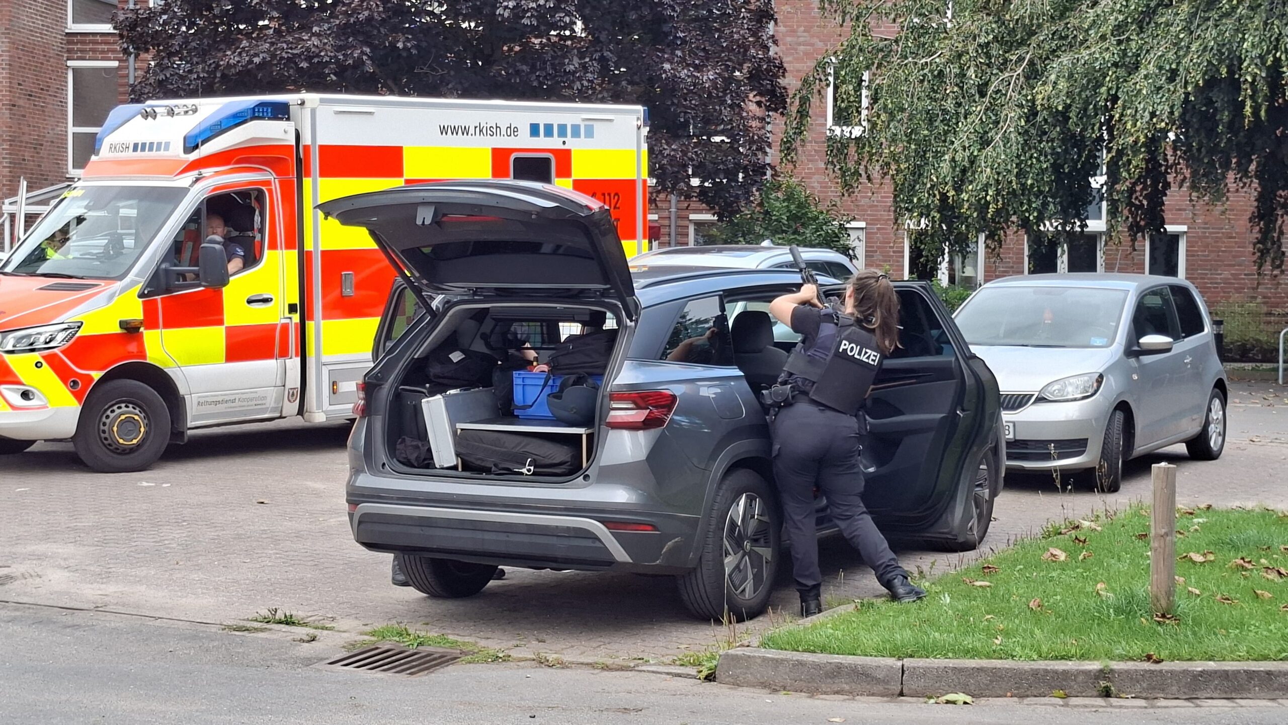 Schwerbewaffnete Polizistin am Einsatzort in Barmstedt.