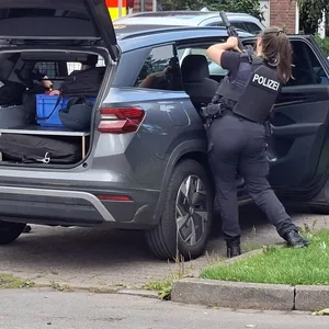 Schwerbewaffnete Polizistin am Einsatzort in Barmstedt.