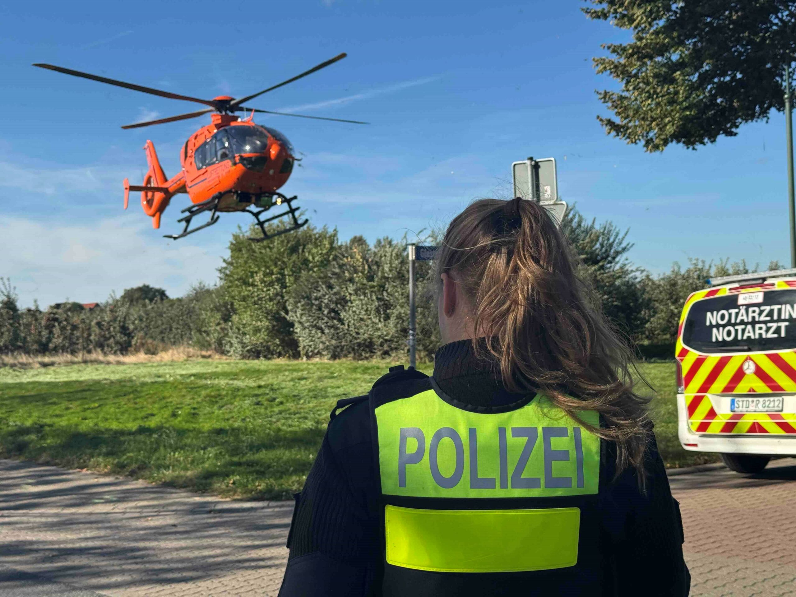 Der Rettungshubschrauber „Christoph 29“ landete auf einer Grünfläche neben der Straße Jorkerfelde in Jork bei Hamburg.