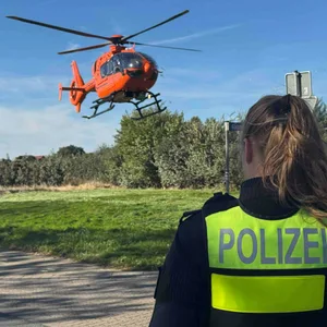 Der Rettungshubschrauber „Christoph 29“ landete auf einer Grünfläche neben der Straße Jorkerfelde in Jork bei Hamburg.