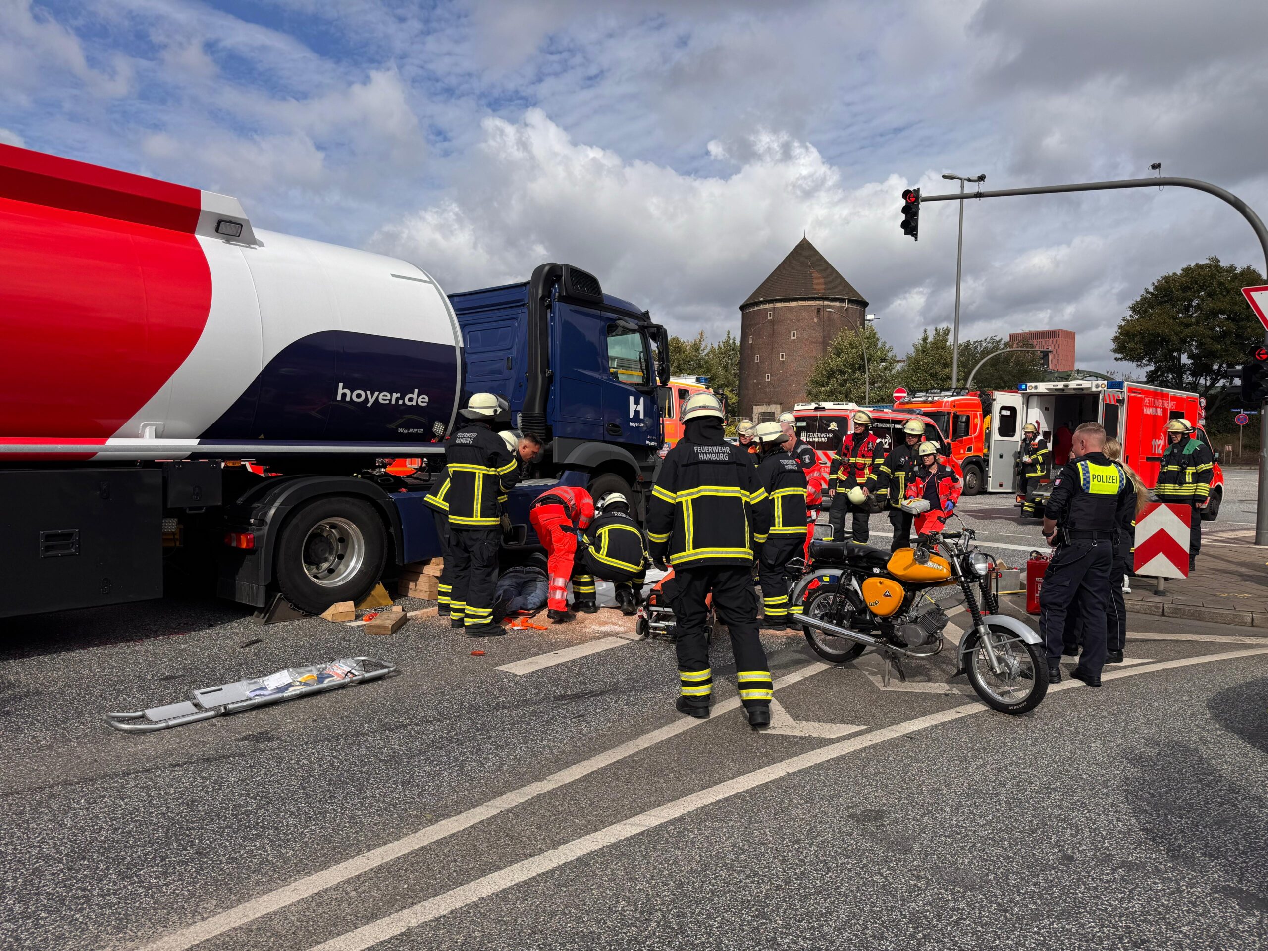 Motorradfahrer in Veddel von Lkwfahrer erfasst und schwer verletzt. Lebensgefahr nicht ausgeschlossen