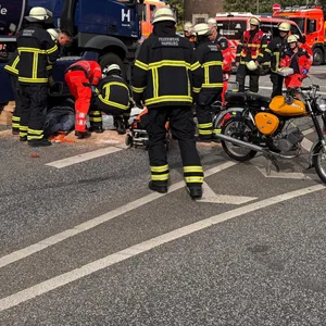 Motorradfahrer in Veddel von Lkwfahrer erfasst und schwer verletzt. Lebensgefahr nicht ausgeschlossen