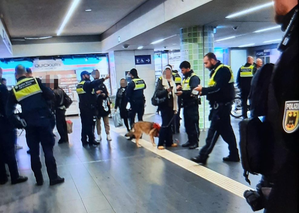 Waffenkontrollen am Bahnhof Altona und Holstenstraße – wieder Messer gefunden und Schwarzfahrer erwischt