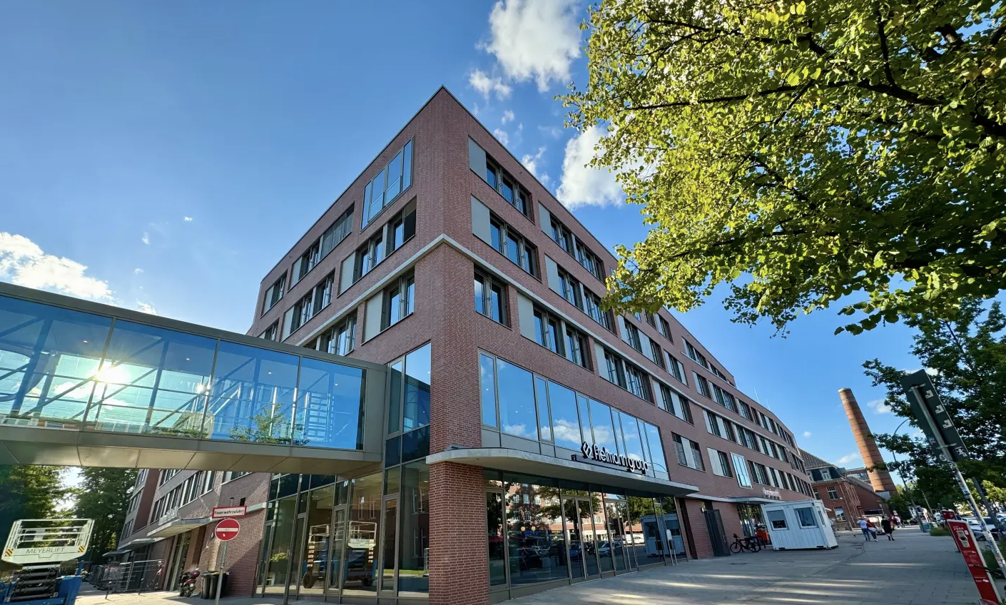 Fielmann-Zentrale in Barmbek: Das neue Hauptquartier besteht aus zwei Gebäudeteilen, die mit einer gläsernen Brücke verbunden sind.