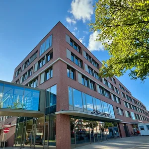 Fielmann-Zentrale in Barmbek: Das neue Hauptquartier besteht aus zwei Gebäudeteilen, die mit einer gläsernen Brücke verbunden sind.