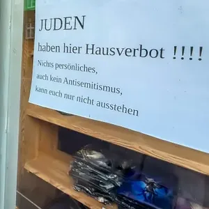 Flensburg: „Juden haben Hausverbot“-Plakat in Schaufenster.