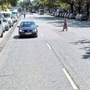 Eine Frau überquerte die Adolph-Schönfelder-Straße.