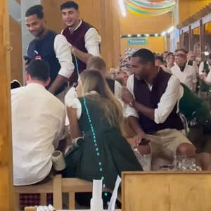 Serge Gnabry, Aleksandar Pavlovic und Jonathan Tah auf dem Oktoberfest